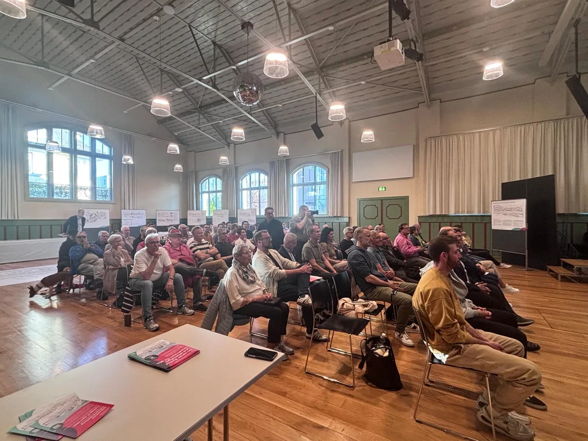 Interessierte in der alten Turnhalle Wetzikon. 